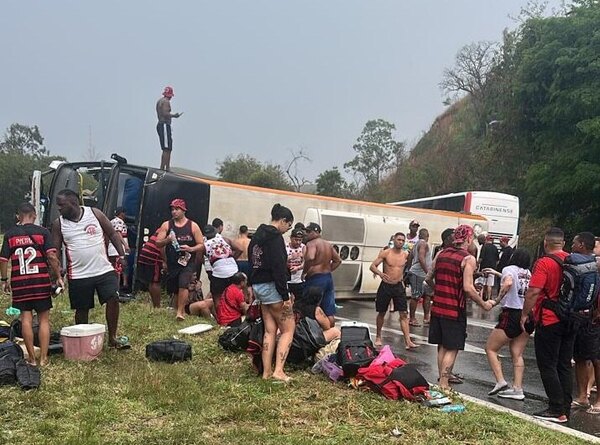 Versus / Accidente de bus con hinchas del Flamengo deja al menos 16 heridos en Brasil