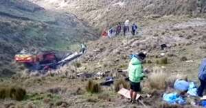 La Nación / Bus desbarrancado unos 300 metros deja 16 fallecidos en Cochabamba