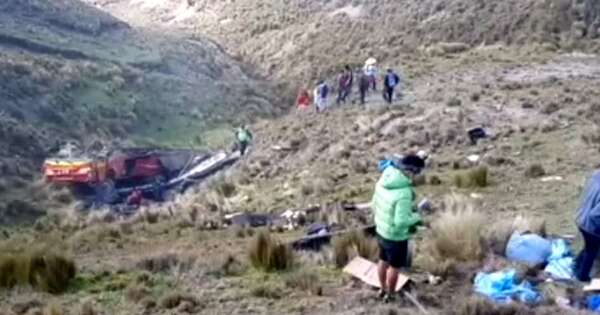 La Nación / Bus desbarrancado unos 300 metros deja 16 fallecidos en Cochabamba