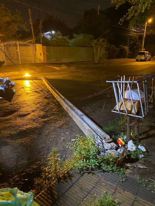 Chespis “robacables” tumban una columna de la Ande en San Lorenzo - Policiales - ABC Color