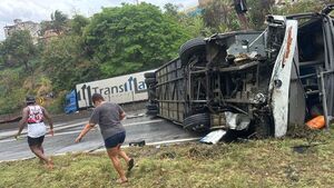 Volcó un bus que transportaba a hinchas del Flamengo: hay 48 heridos, 4 de gravedad