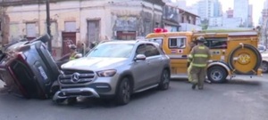 Camioneta vuelca tras choque en pleno centro de Asunción