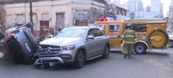 Camioneta vuelca tras choque en pleno centro de Asunción