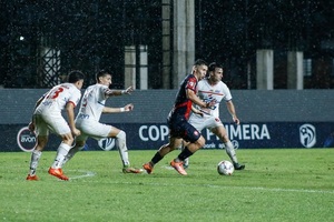Cerro gana con lo justo y acorta distancia con el líder | Unicanal
