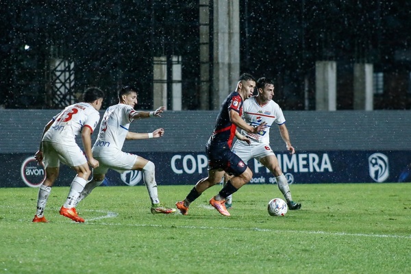 Cerro gana con lo justo y acorta distancia con el líder | Unicanal