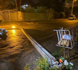 Columna tumbada por «robacables» deja sin luz a un barrio de San Lorenzo