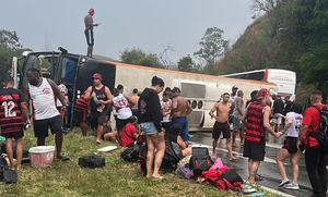 Tragedia en la ruta: bus con hinchas del Flamengo volcó rumbo a São Paulo