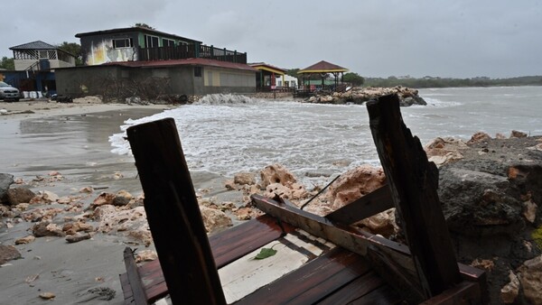 El huracán Melissa, de categoría 5, azota Jamaica con vientos y lluvias devastadores