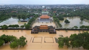 Vietnam sufre lluvias récord que inundan su histórica Ciudad Imperial