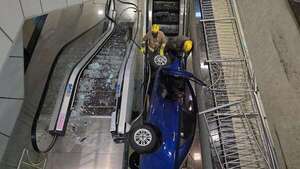 Increíble accidente en shopping: auto quedó incrustado en las escaleras - Policiales - ABC Color
