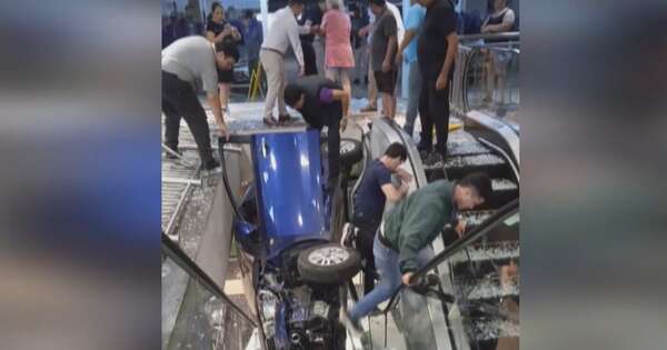 Diario HOY | Conductora pisó el acelerador y cayó por las escaleras de un shopping