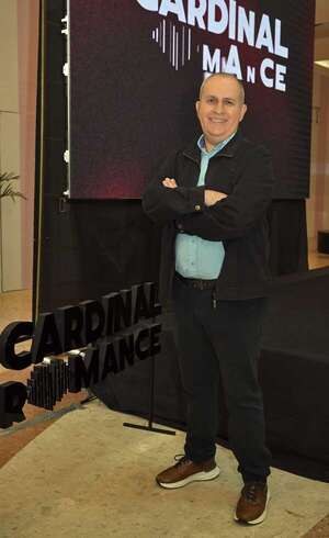 Pablo Guerrero y los domingos “A Pura Naftalina” por Cardinal Romance - Gente - ABC Color