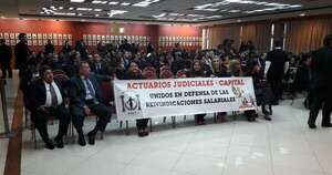 La Nación / Actuarios judiciales se movilizan por el reajuste salarial