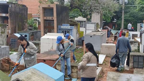 Mingas y cuidados en los cementerios para los días de visitas en el mes de los fieles difuntos - Nacionales - ABC Color