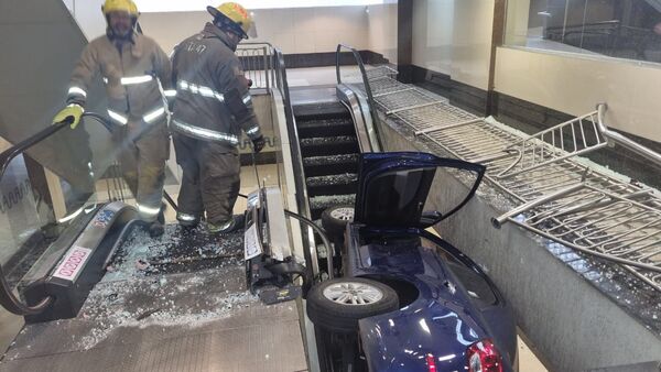 Auto quedó incrustado en las escaleras de un Shopping
