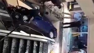 Video muestra cómo el auto terminó en la escalera mecánica de un shopping en San Lorenzo