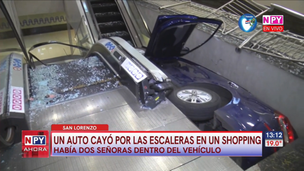 Un auto cayó por las escaleras de un conocido shopping de San Lorenzo