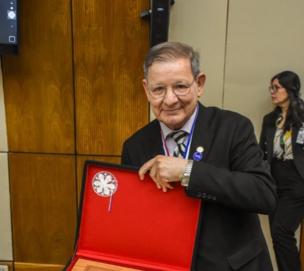 ¡Merecido! Carlos Martini recibe "Orden Nacional al Mérito Comuneros" - trece