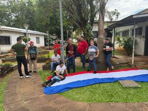 Popular / Exfuncionarios de la Muni de CDE se encadenaron exigiendo pago