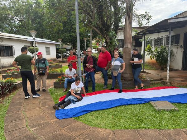 Popular / Exfuncionarios de la Muni de CDE se encadenaron exigiendo pago