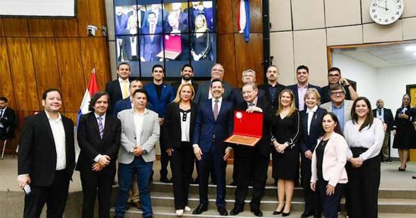 Diario HOY | Carlos Martini recibe máxima distinción de Diputados