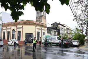 Automóvil embiste contra ambulancia que trasladaba a un paciente al Hospital del IPS - Policiales - ABC Color