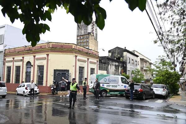 Automóvil embiste contra ambulancia que trasladaba a un paciente al Hospital del IPS - Policiales - ABC Color