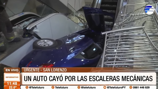 Insólito: auto cae por escaleras mecánicas de un Shopping en San Lorenzo
