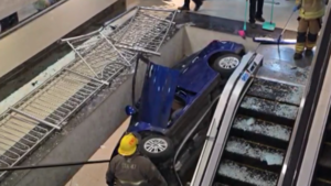 Insólito hecho en San Lorenzo: vehículo cayó por las escaleras de un shopping | Unicanal