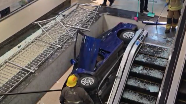 Insólito hecho en San Lorenzo: vehículo cayó por las escaleras de un shopping | Unicanal