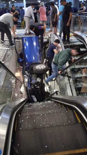 Popular / Abuelitas “volaron” hasta una escalera mecánica