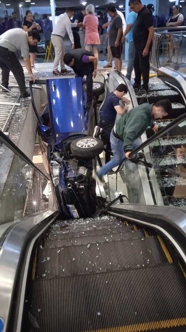 Popular / Abuelitas “volaron” hasta una escalera mecánica