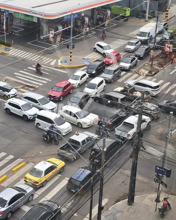 Popular / Ndoikói semáforo en Asunción y opa’ãmbaite los vehículos