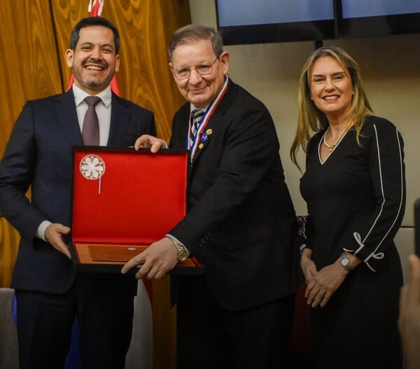 Popular / ¡Merecido reconocimiento para el querido Carlos Martin!