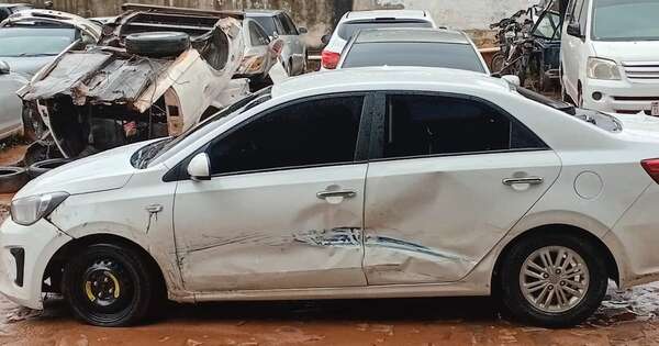 La Nación / Policía recuperó rodado de delincuentes que huyeron tras persecución y balacera en Luque