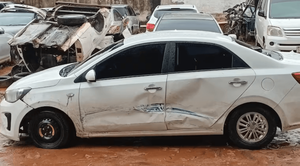 Recuperan vehículo de asaltantes que huyeron tras persecución y balacera en Luque - Noticiero Paraguay