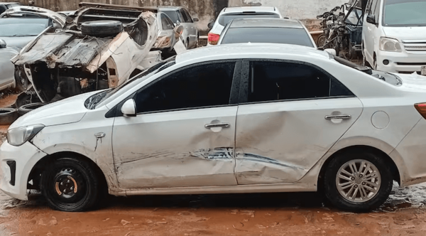 Recuperan vehículo de asaltantes que huyeron tras persecución y balacera en Luque - Noticiero Paraguay