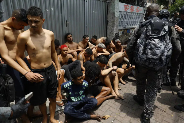 Popular / Al menos 64 muertos y 81 detenidos en una operación contra narcos en favelas de Río