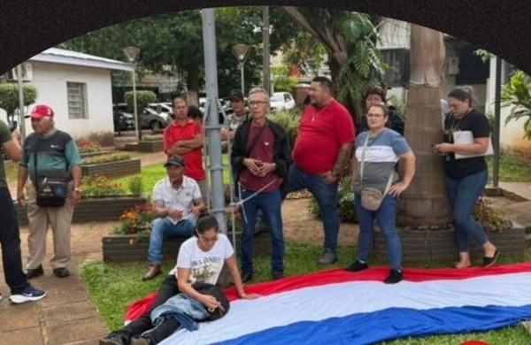 Exfuncionarios de la Municipalidad de CDE reclaman pago de indemnizaciones - ADN Digital