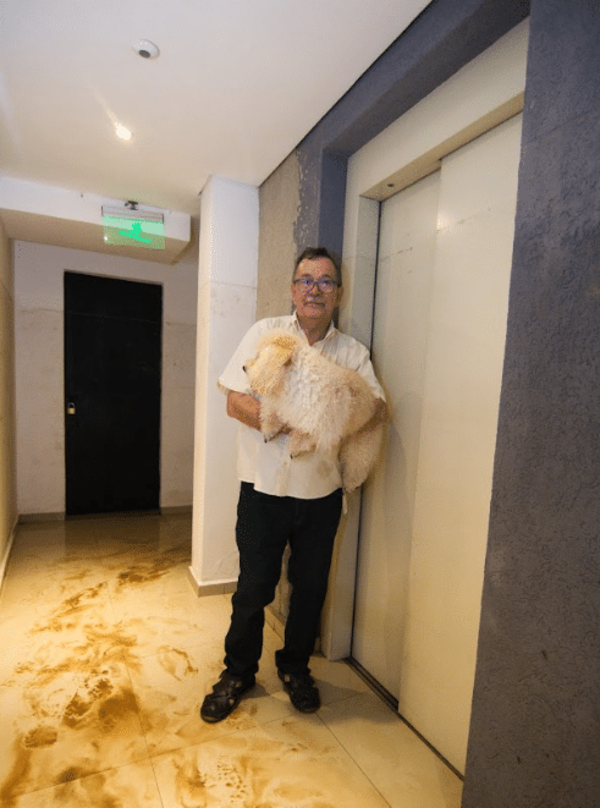 Anciano rescatado de ascensor inundado por deficiencias técnicas