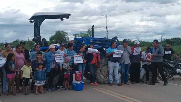 Pobladores de Carmelo Peralta bloquean ruta PY15 por pésimo servicio de la ANDE