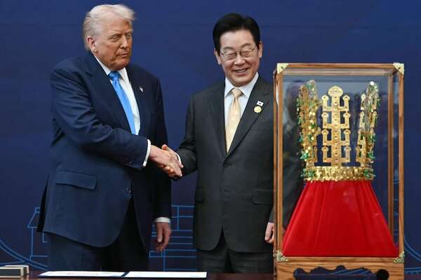Corea del Sur agasaja a Trump con una medalla y una corona dorada - Mundo - ABC Color