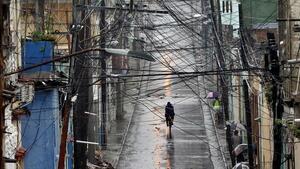 El huracán Melissa, extremadamente peligroso, toca tierra en la costa del oriente de Cuba