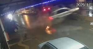 Diario HOY | Camioneta volcó en Ñemby y terminó en el carril opuesto