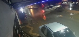 Choque contra una columna y posterior vuelco deja un herido en Ñemby - trece