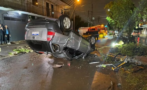 Joven perdió el control de su auto y terminó volcando en Ñemby: sufrió heridas leves