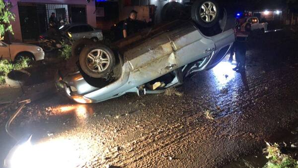 Video: Conductor pierde el control de su vehículo, derriba una columna y vuelca en Ñemby