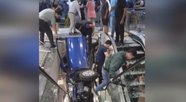 Da su versión la conductora que cayó con su auto en escaleras mecánicas