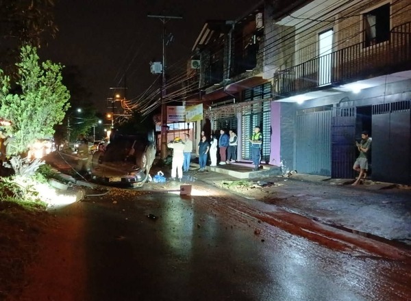 Impresionante accidente dejó a un conductor herido sobre la avenida Caaguazú