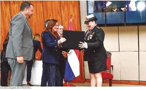 Lorena Canan recibe la Orden Mérito en sesión de la Cámara Baja